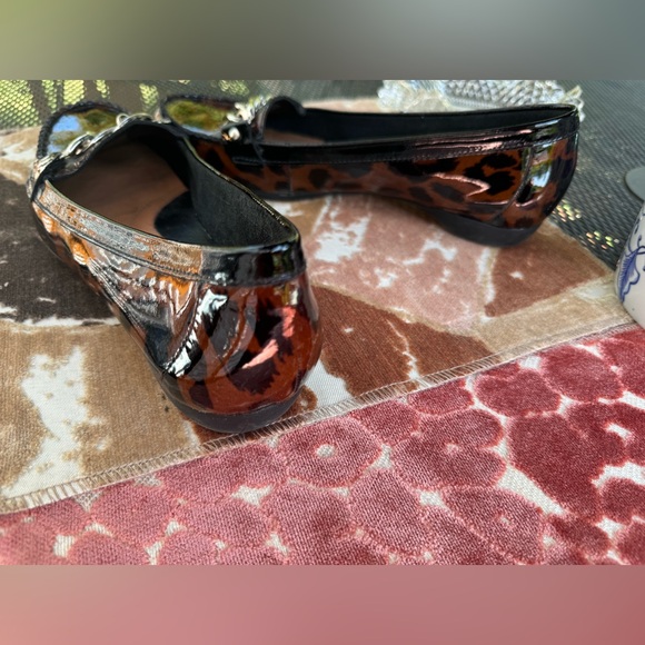 Animal Print Loafers w/ Chain detail Sz 8.5M - Picture 3 of 6